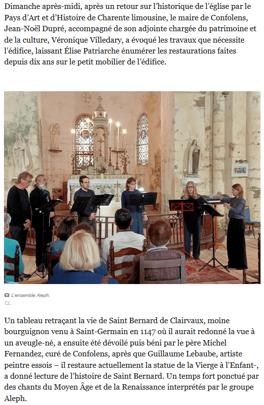 Un ensemble vocal se produisant dans une église, avec des musiciens utilisant des partitions. Le décor comprend des éléments architecturaux et religieux qui rappellent l'histoire de l'église.